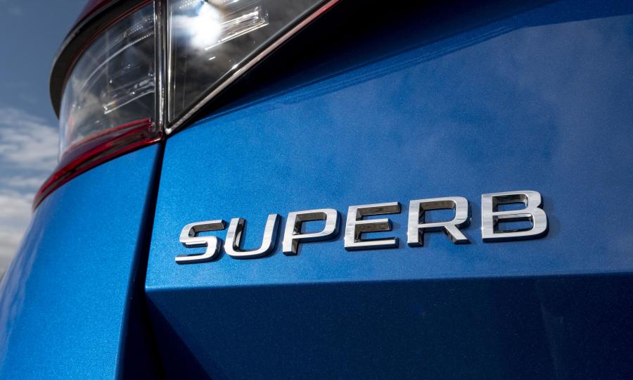 Логотип Skoda Superb Combi 4x4 SportLine 2019 года  (UK) (фото 18 из 34)